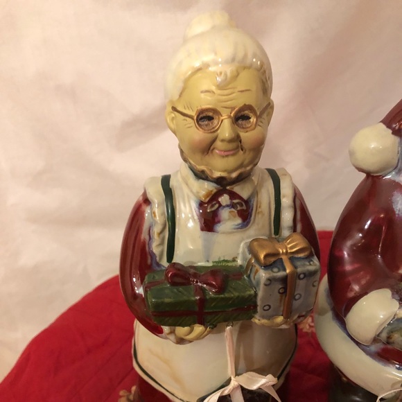 Kirkland’s Retired Mr & Mrs Claus - Picture 9 of 13